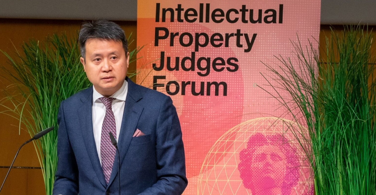 WIPO Director General Daren Tang delivers opening remarks at the 2022 WIPO Intellectual Property Judges Forum, entitled Promoting Transnational Dialogue Among Judiciaries, which took place on November 16-18, 2022. 
<p>Featuring eight panel discussions, Q&As, and networking opportunities, the hybrid event provided a platform for judges from across the globe to exchange their expertise on the most pressing intellectual property (IP) challenges raised by accelerating innovation and the increasingly transnational use of IP.
</p>
Copyright: WIPO. Photo: Emmanuel Berrod. This work is licensed under a Creative Commons Attribution 4.0 International License.