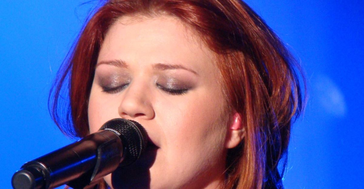 <a href="https://en.wikipedia.org/wiki/Kelly_Clarkson" class="extiw" title="w:Kelly Clarkson">Kelly Clarkson</a> performing live in <a href="https://en.wikipedia.org/wiki/Birmingham" class="extiw" title="w:Birmingham">Birmingham</a>, England on 13 February 2012 as part of her All I Ever Wanted tour.